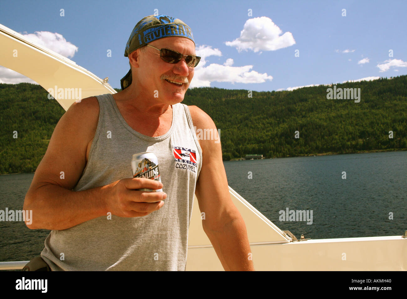 Spielen hart Ambos Bier auf einem Urlaubsboot Kreuzfahrt Stockfoto