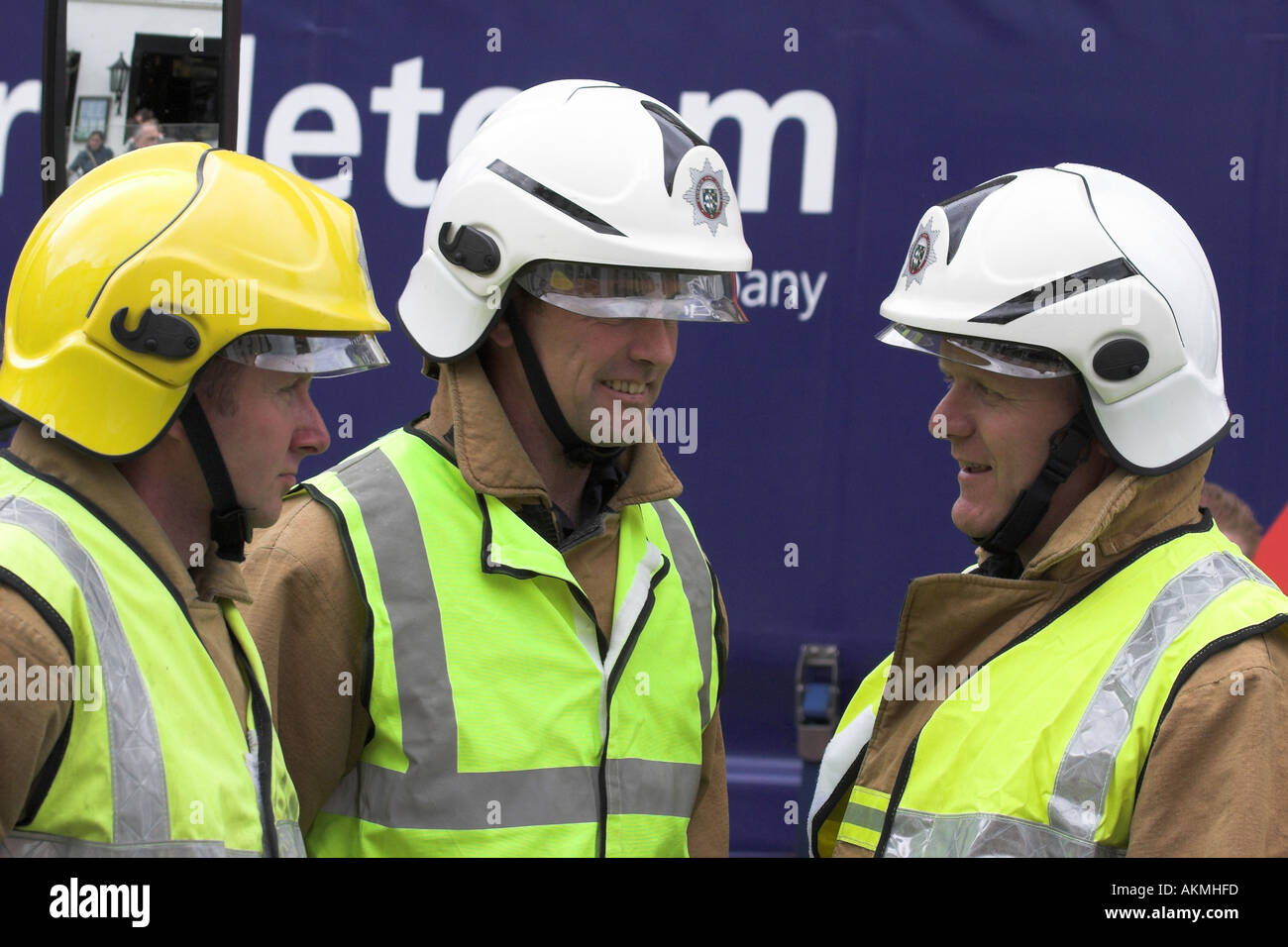 Gruppe von Feuerwehrleuten diskutieren die Aktion während einer Show für die Öffentlichkeit über die Gefahren von Alkohol am Steuer getroffen werden Stockfoto