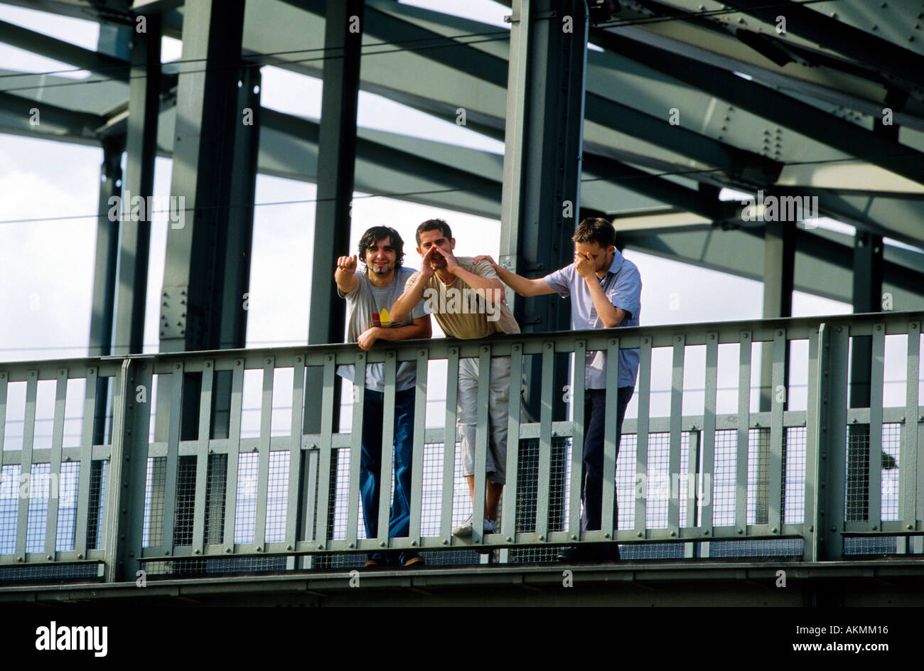 Deutschland Freizeit Porträt von drei jungen Mann Stockfoto