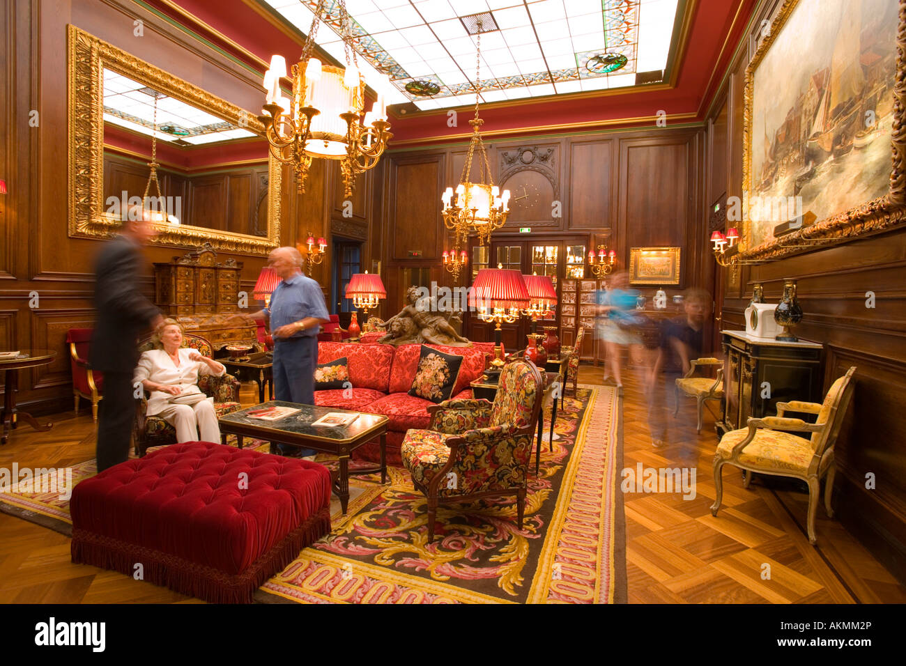 Leute sitzen in der Lobby des Hotel Sacher Wien Österreich Stockfoto