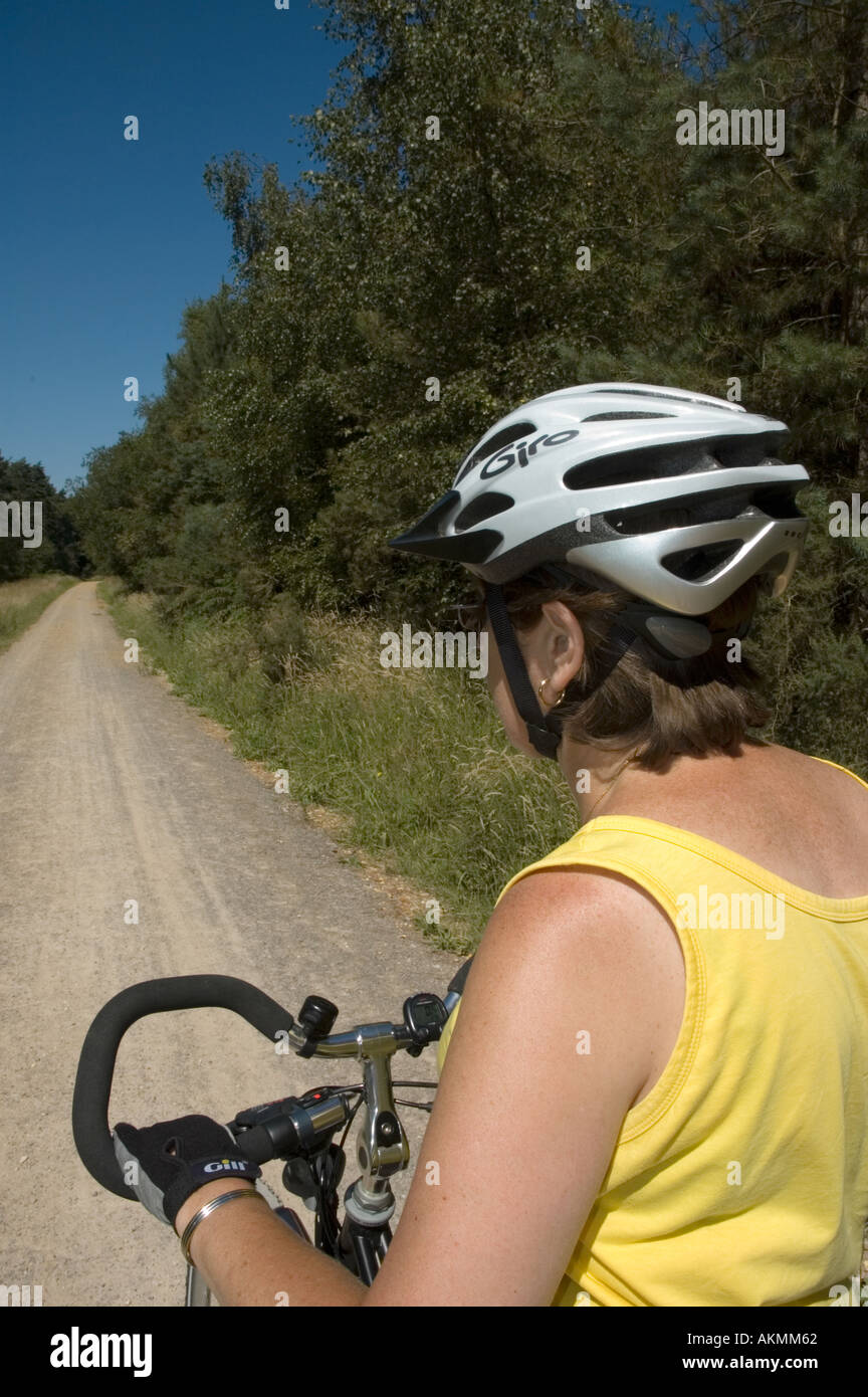 weibliche Radfahrer auf einen Waldweg Stockfoto