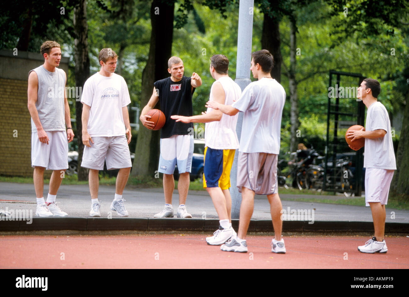 Deutschland frei Zeit junge Männer Basketball spielen Stockfoto