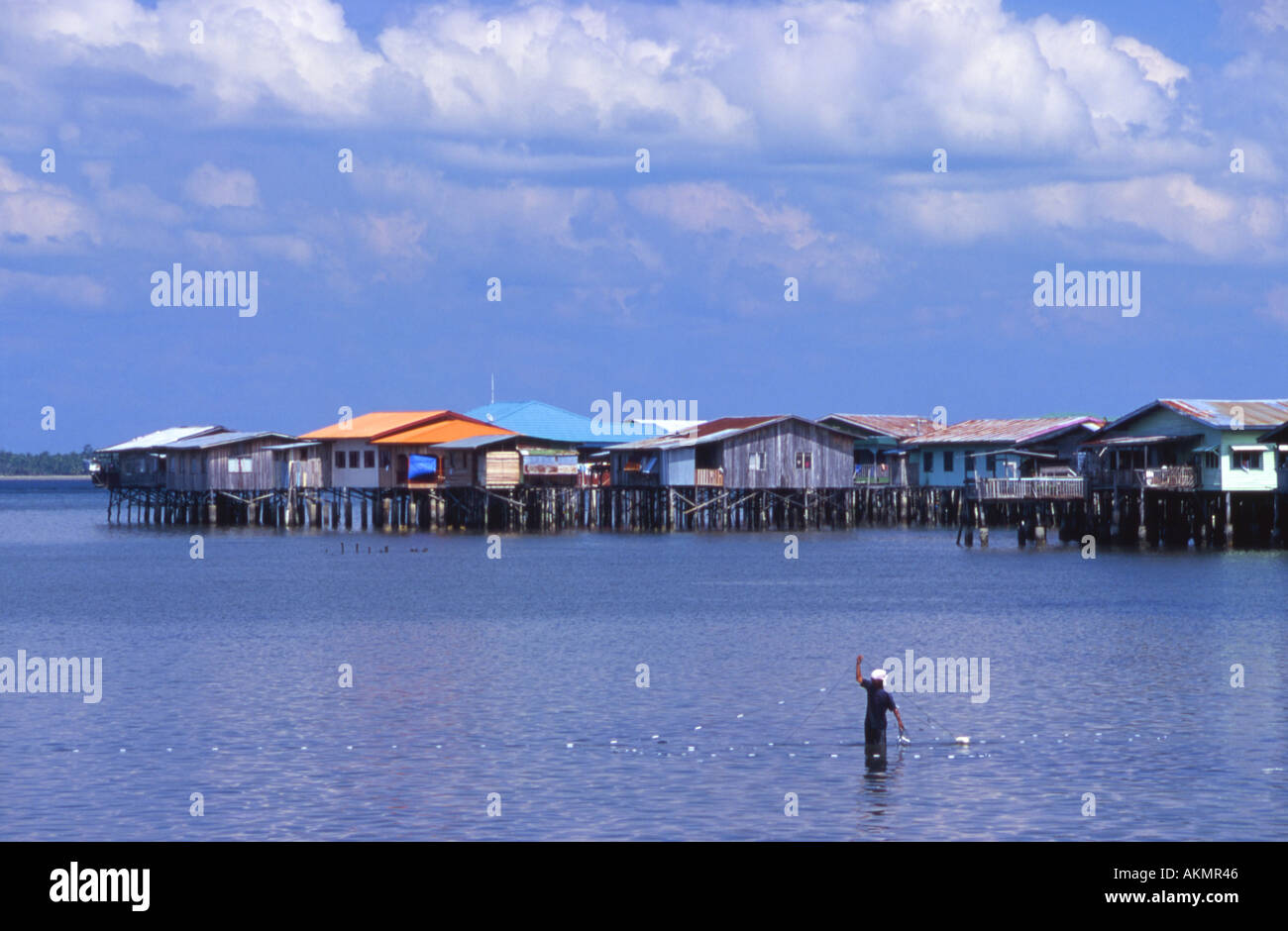 Angler am Wasser Dorf in Sandakan Borneo Malaysia Stockfoto