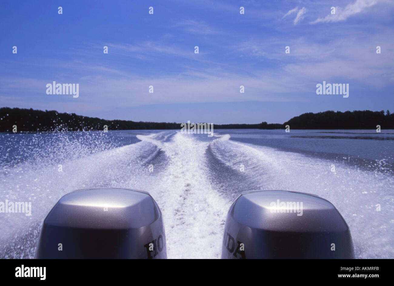 Ansicht von der Rückseite des Cruiseboat an der Kinabatangan Fluss Borneo Malaysia Stockfoto