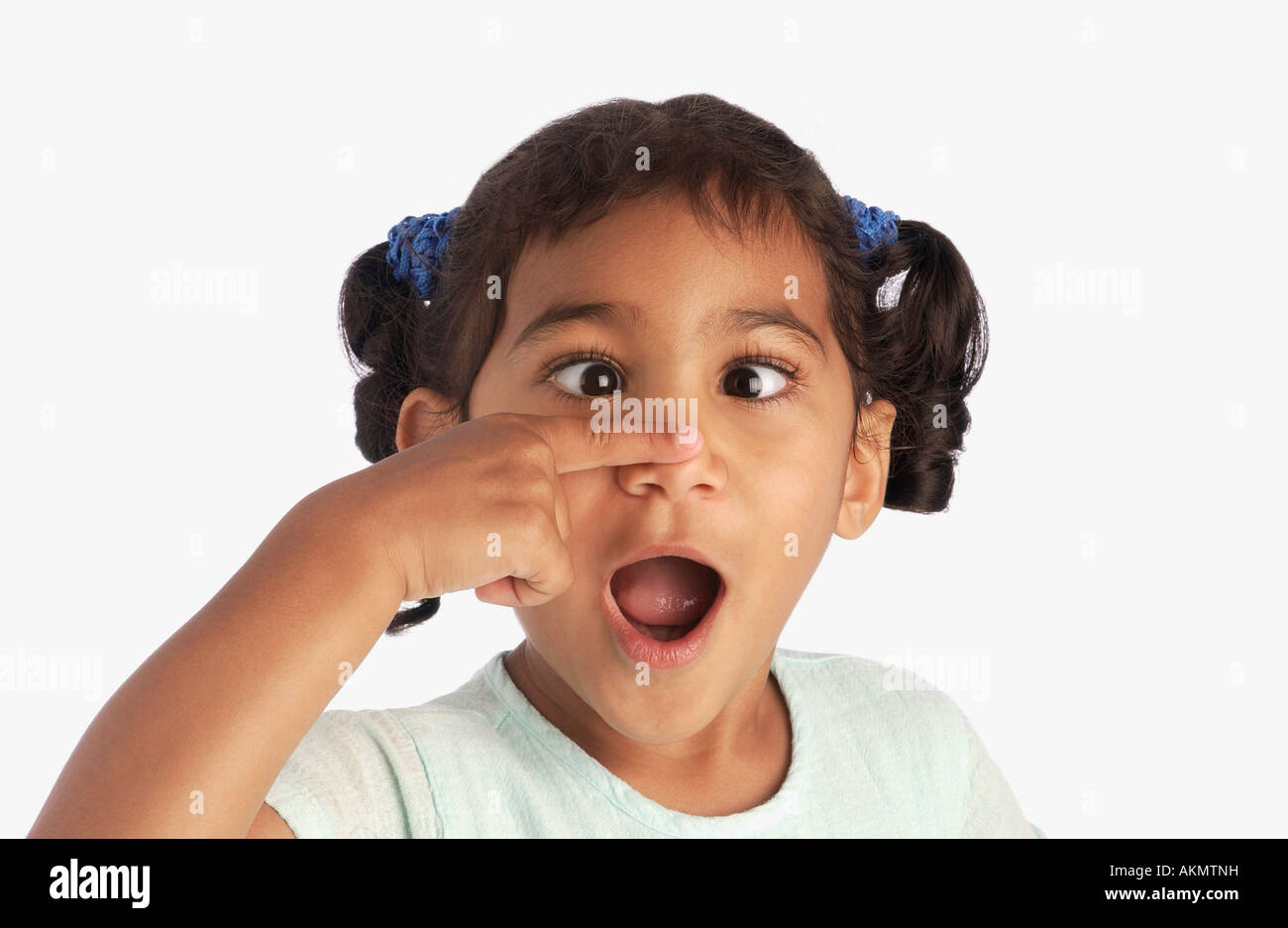 Mädchen über ihre Augen und ihre Nase zu berühren Stockfoto