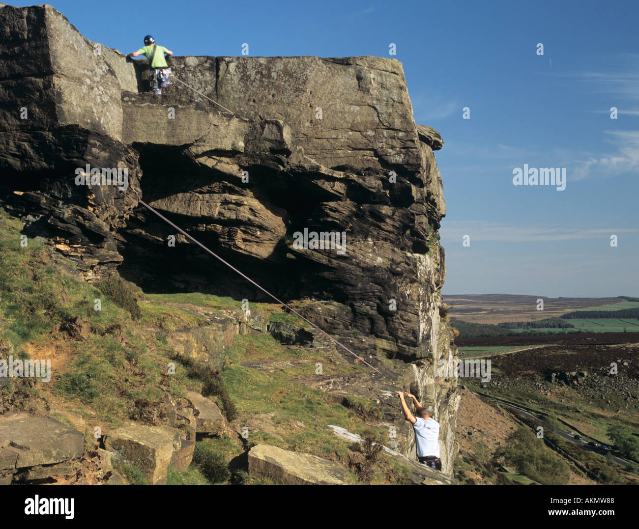 CURBAR EDGE DERBYSHIRE UK können zwei Männer Klettern am Curbar Rand einen sehr schwierigen Aufstieg Stockfoto