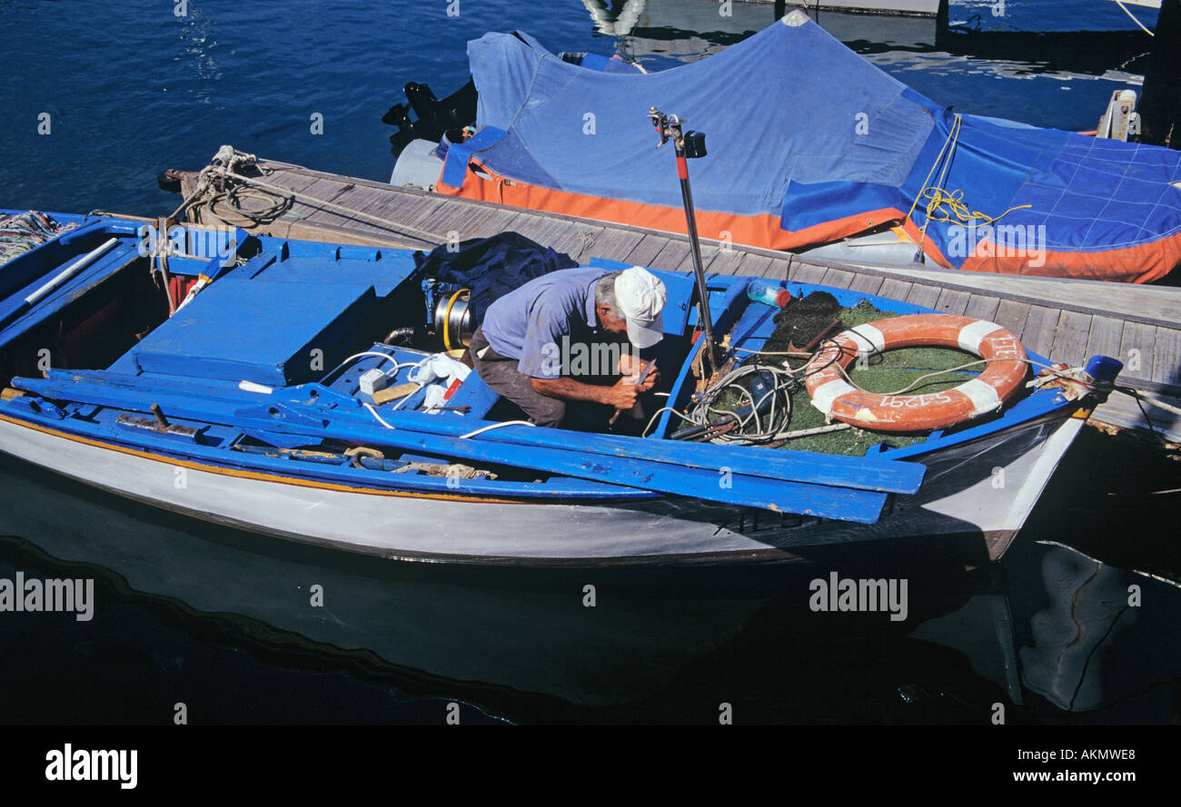 LOS GIGANTES-Teneriffa-Kanaren Februar A Fischer, Durchführung von Reparaturen an seinem Boot vor seiner nächsten Angelausflug ausgeführt Stockfoto