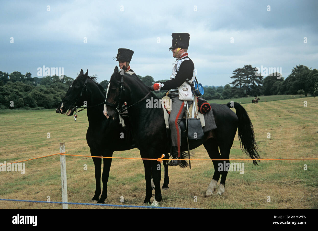 SURREY UK Juni die Nachstellung der Schlacht von Waterloo mit britische Kavallerie-Offiziere auf ihren Pferden sitzen Stockfoto