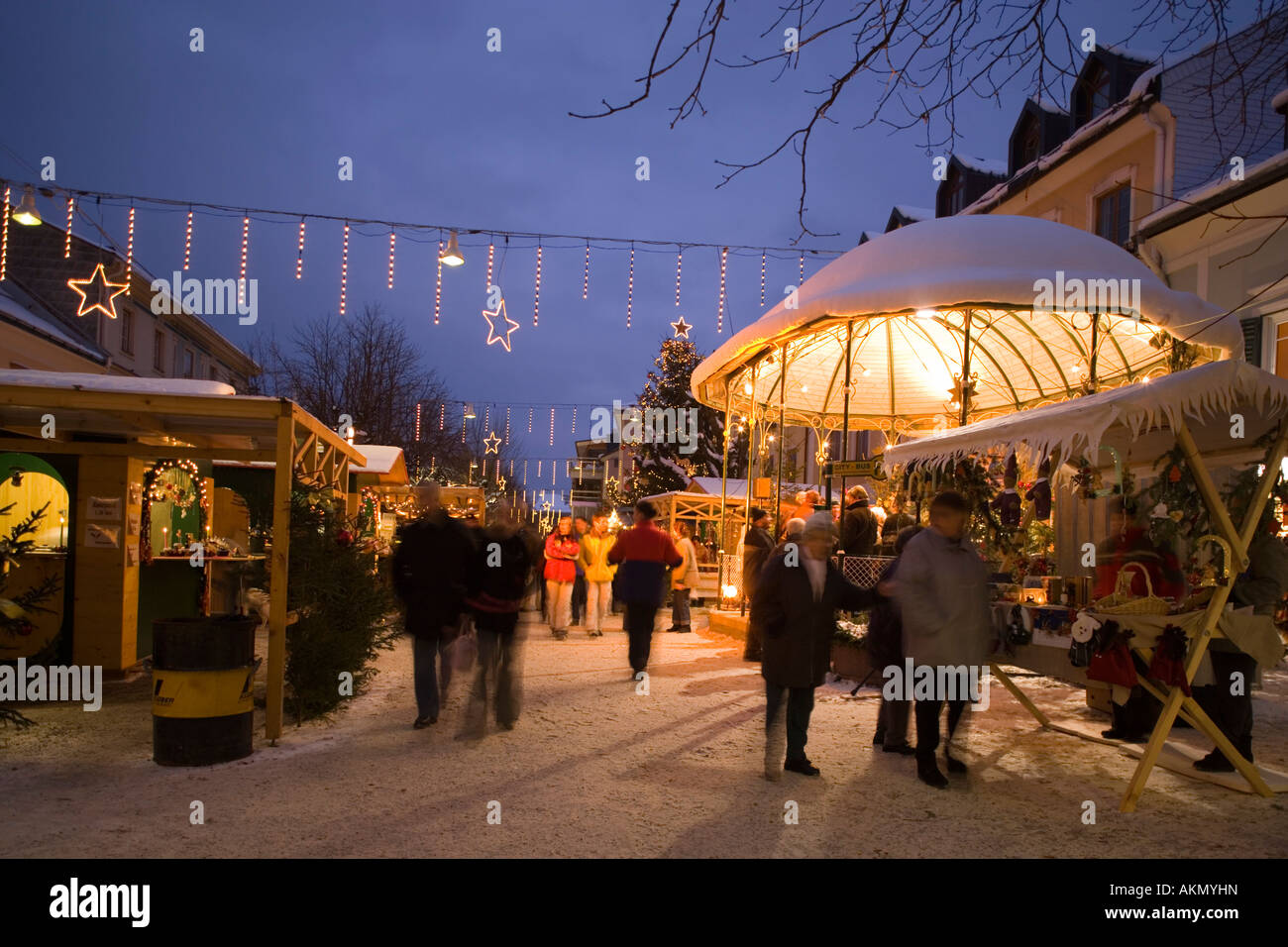 Menschen, die zu Fuß über den Weihnachtsmarkt auf dem Hauptplatz am Abend Schladming Styria Austria Stockfoto