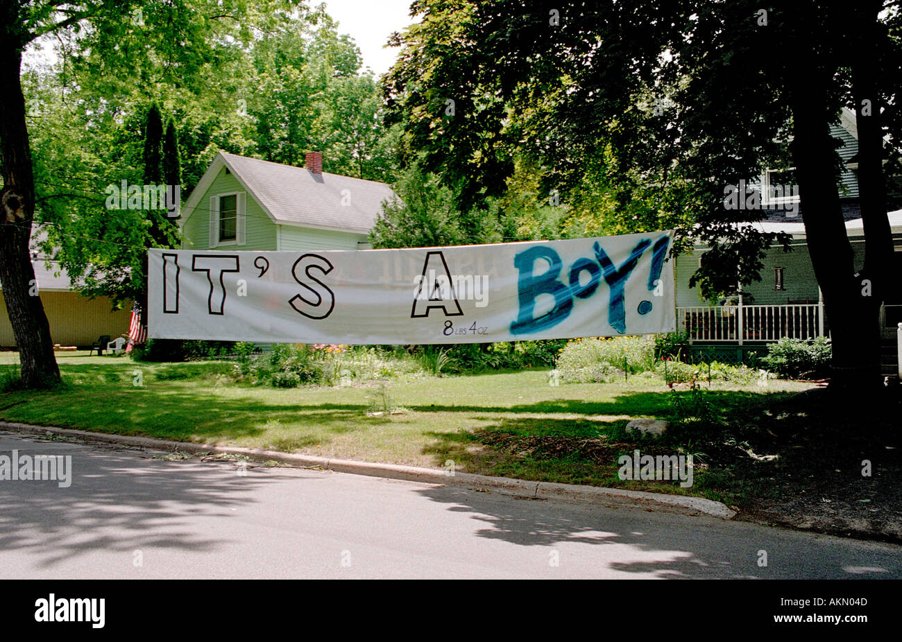 Melden Sie sich vor einem Haus kündigt die Geburt eines Baby-jungen Stockfoto