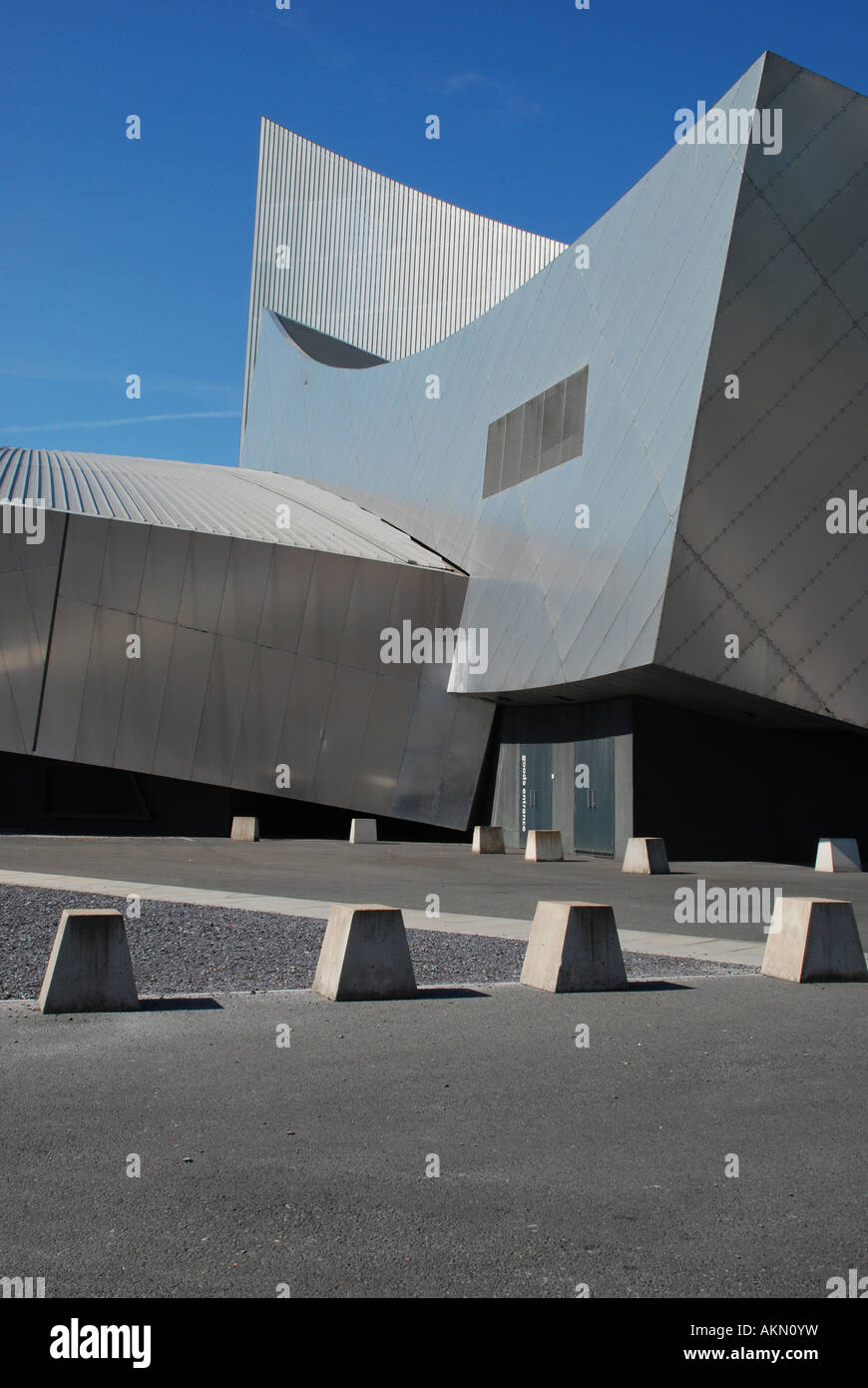 Imperial War Museum North, entworfen von Daniel Liberskind eröffnet 2002 Salford Quays, Manchester Stockfoto