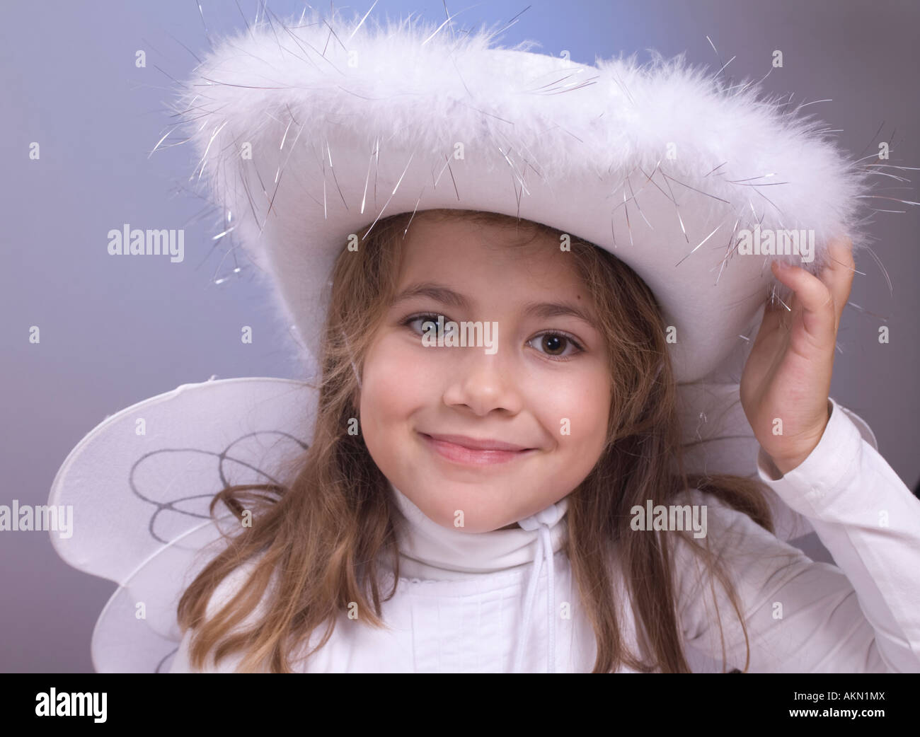 Süße kleine 7 Jahre alten Mädchen tragen einen Weihnachts-Cowboyhut Stockfoto