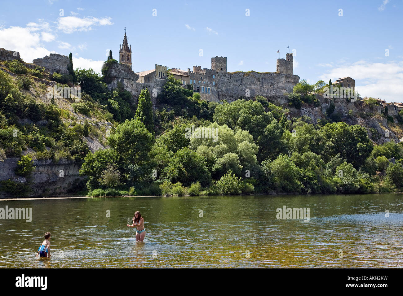 Das Dorf Aigueze nahe dem Fluss Ardèche, Frankreich. Stockfoto