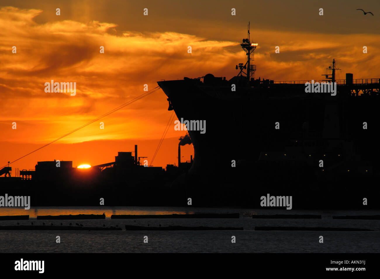 Sonnenuntergang mit größeren Frachter in Port Angeles Harbor Olympic Peninsula Washington USA Stockfoto