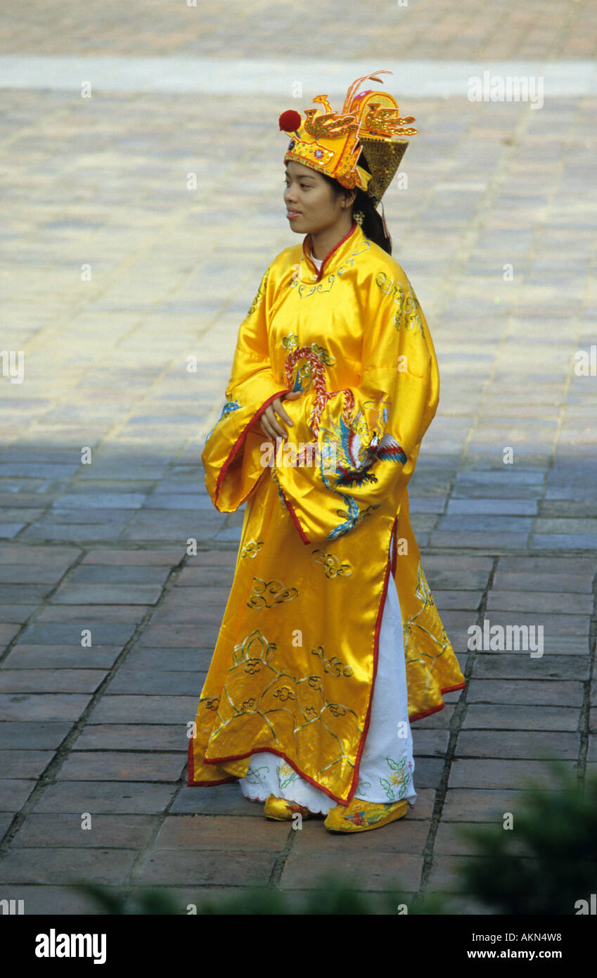 Junge Frau posiert für Fotos in königlichen Tracht, Hu Vorfällen Pavillon, Imperial Gehäuse, Hue, Vietnam Stockfoto