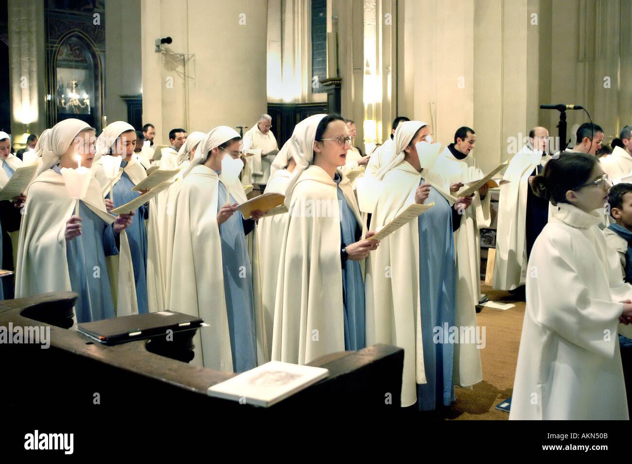 Paris Frankreich, Crowd Catholic Church Interior Christmas Mass mit religiösen Nonnen singen, traditionelle Heiligabend, verschiedene Kulturen feiern Stockfoto