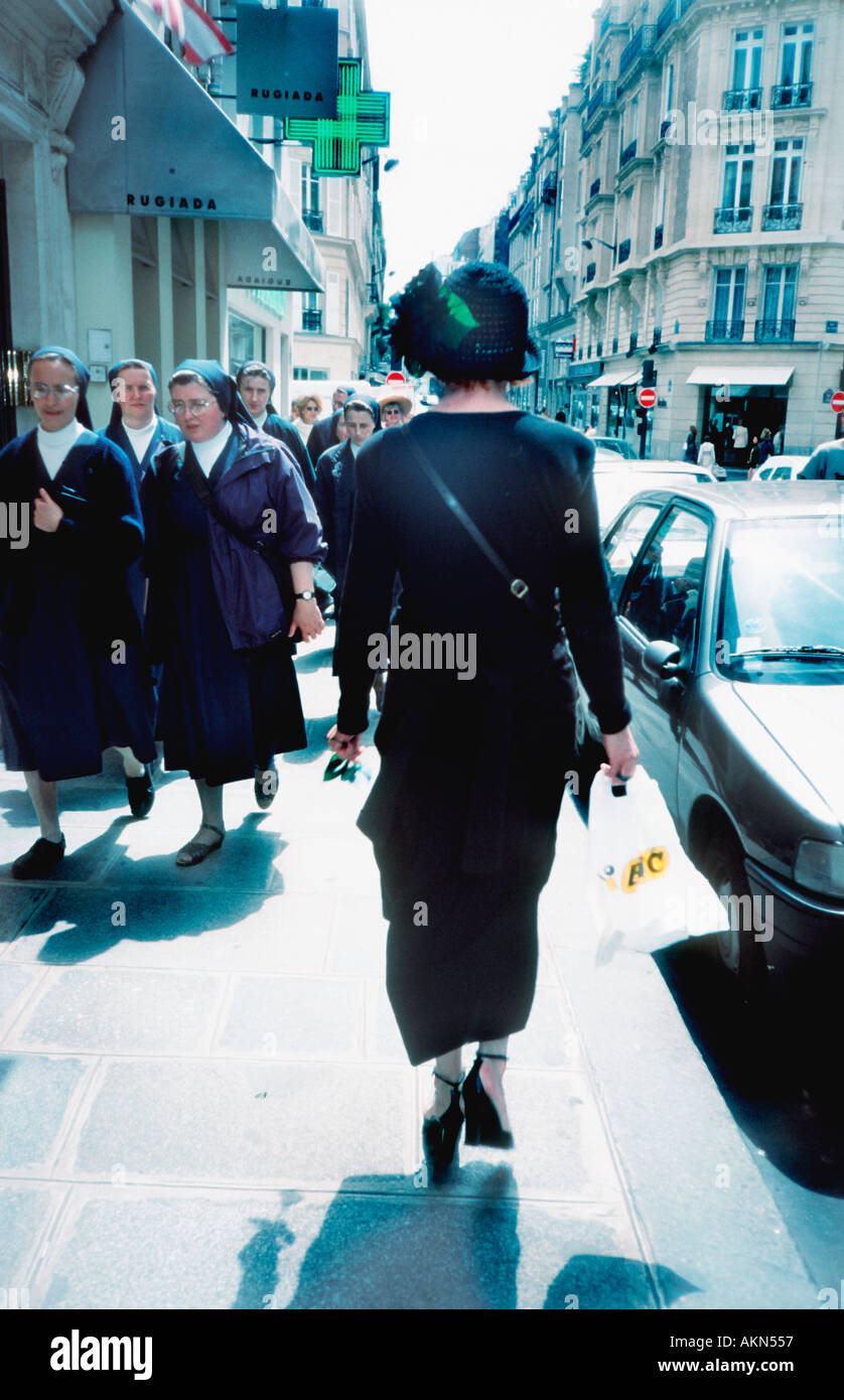 Paris Frankreich, Shopping Street Scene, Saint Germain des Prés, Nachbarschaft modische Frau, die in schickem Kleid weggeht, vorbei an katholischen Nonnen der Gruppe Stockfoto