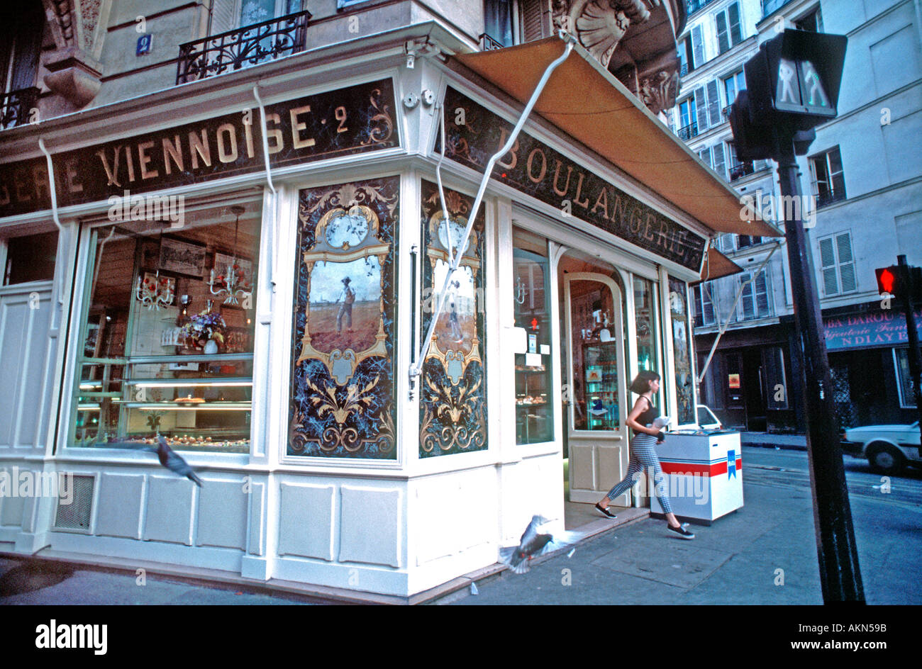Old French Bakery Shop 'Paris France' Boulangerie Patisserie Exterior Storefront Vintage Signs, 1980er Frankreich, Shopping, lokale Unternehmen Stockfoto