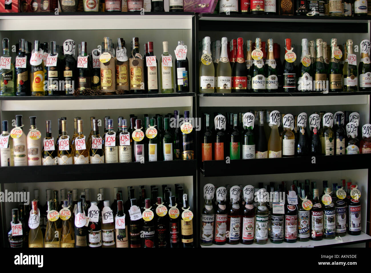 Shop-alkoholische Getränke Schnaps Wodka Spirituosen Polen Stockfotografie  - Alamy
