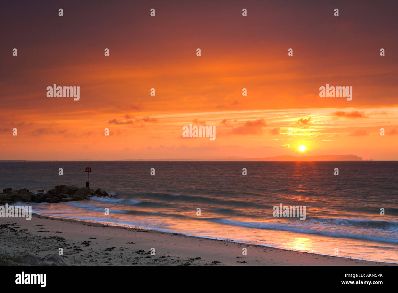Sonnenaufgang über der Isle Of Wight vom Hengistbury Head, Dorset aus gesehen Stockfoto