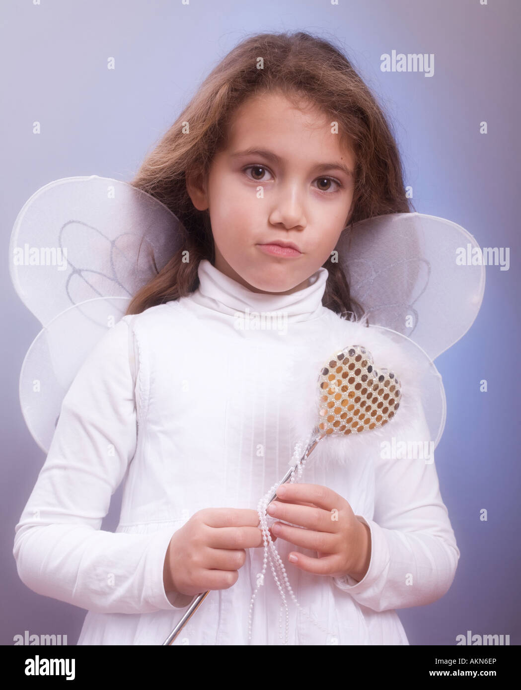 Kleine Engel mit Zauberstab Stockfoto