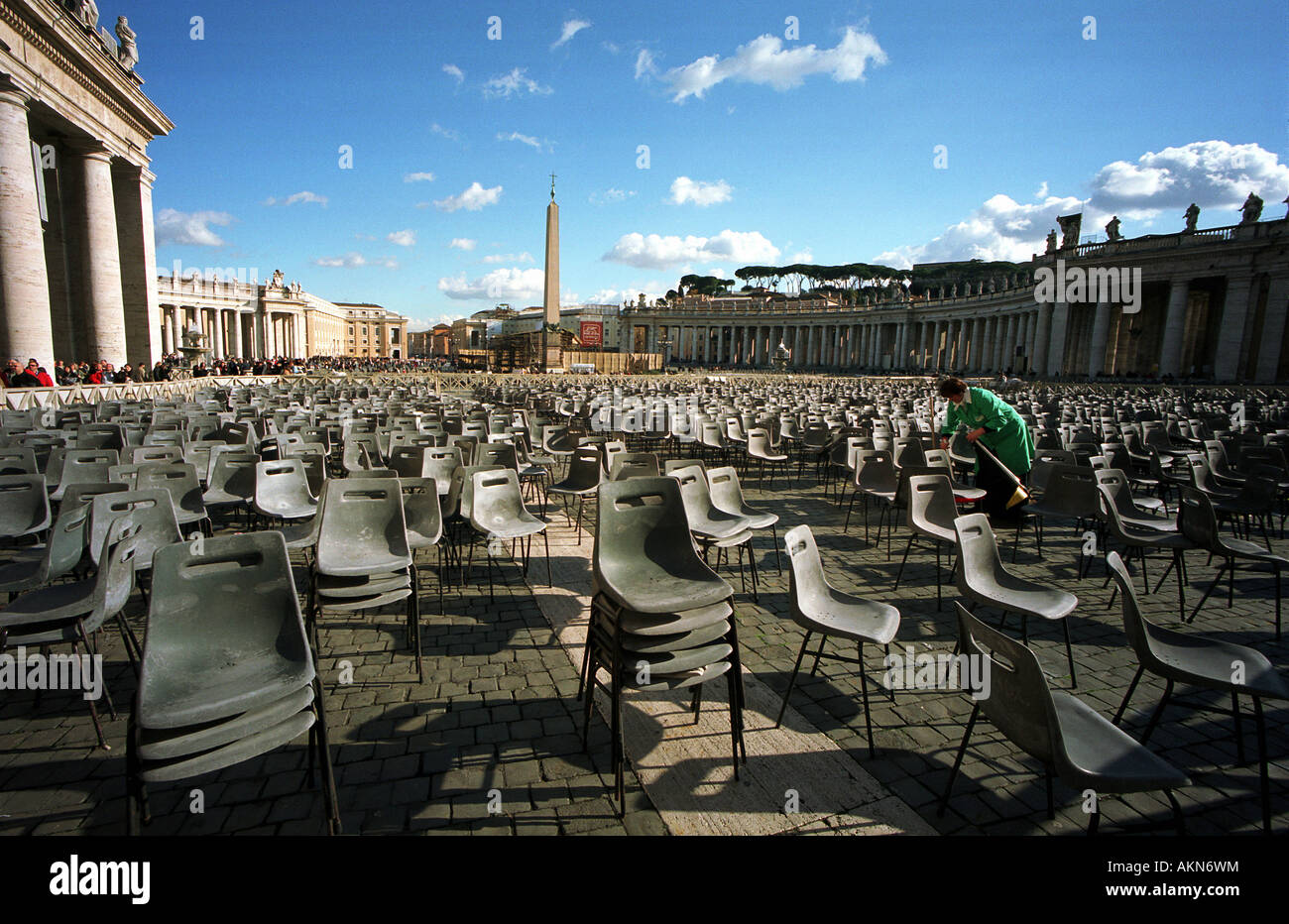 Leere Stühle und eine Putzfrau bei Sankt Petersplatz, Vatikan Stockfoto