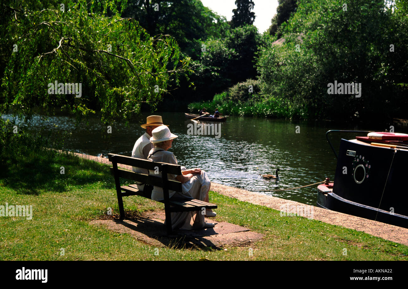 Ein älteres Ehepaar entspannen am Fluss Avon in Stratford-upon-Avon Warwickshire England UK Stockfoto