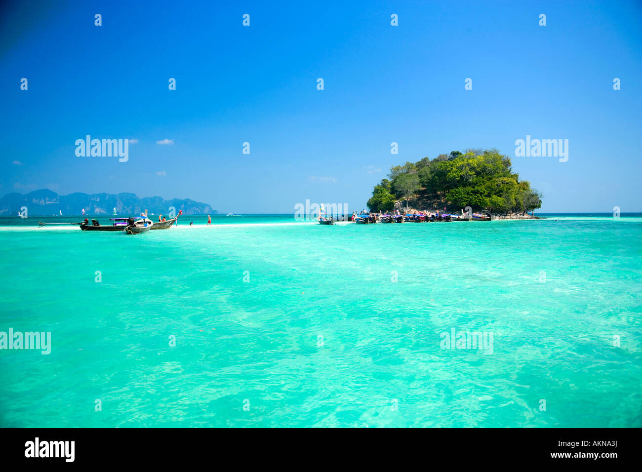 Boote verankert bei Chicken Island Laem Phra Nang Railay Krabi Thailand ein Jahr nach dem Tsunami am 26. Dezember 2004 Stockfoto