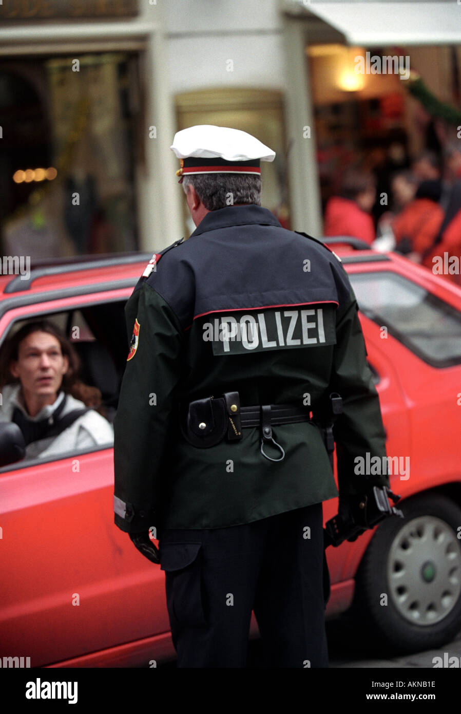 Ein Polizist im Gespräch mit einen Pkw-Fahrer im Zentrum Stadt Wien Stockfoto
