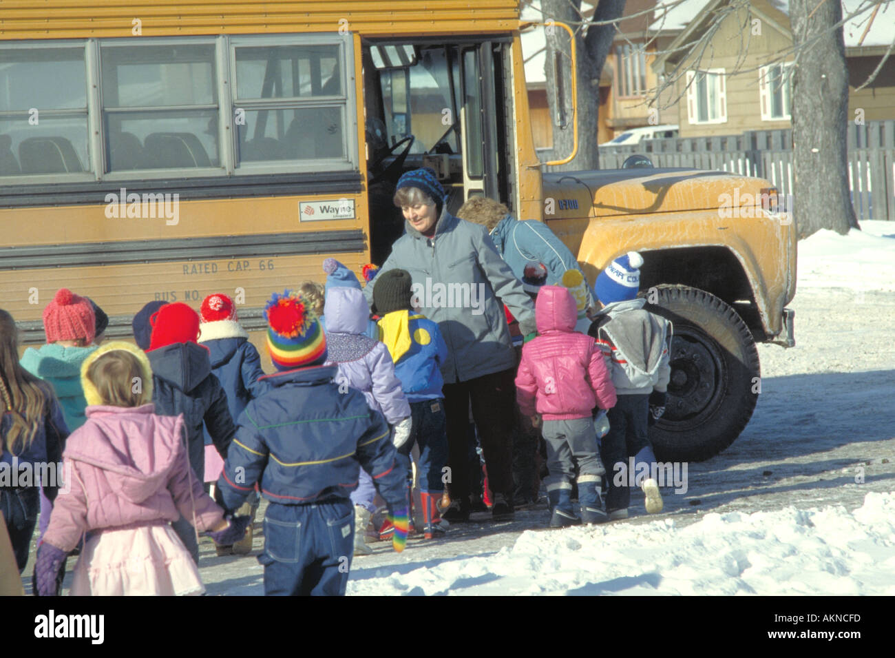 Kinder laden Schule bus Winter St.Paul Minnesota Vorschule Stockfoto
