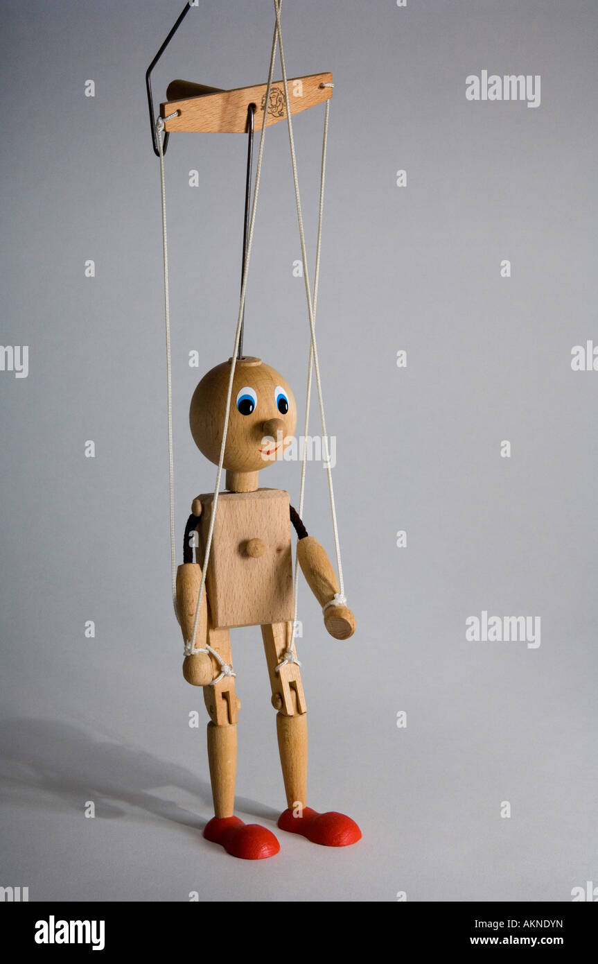 Eine Marionette Marionette an Fäden ohne Kleidung Stockfoto