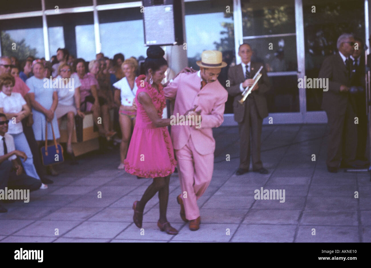 ein paar tanzen irgendwo in ehemals kommunistischen Land in Lateinamerika möglicherweise Kuba der 1960er Jahre Stockfoto