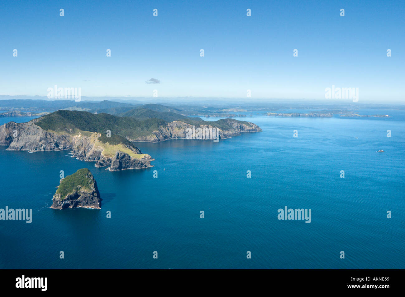 Luftbild von Cape Brett und Hole in the Rock von einem privaten Flugzeug, Bay of Islands, Northland, Nordinsel, Neuseeland Stockfoto