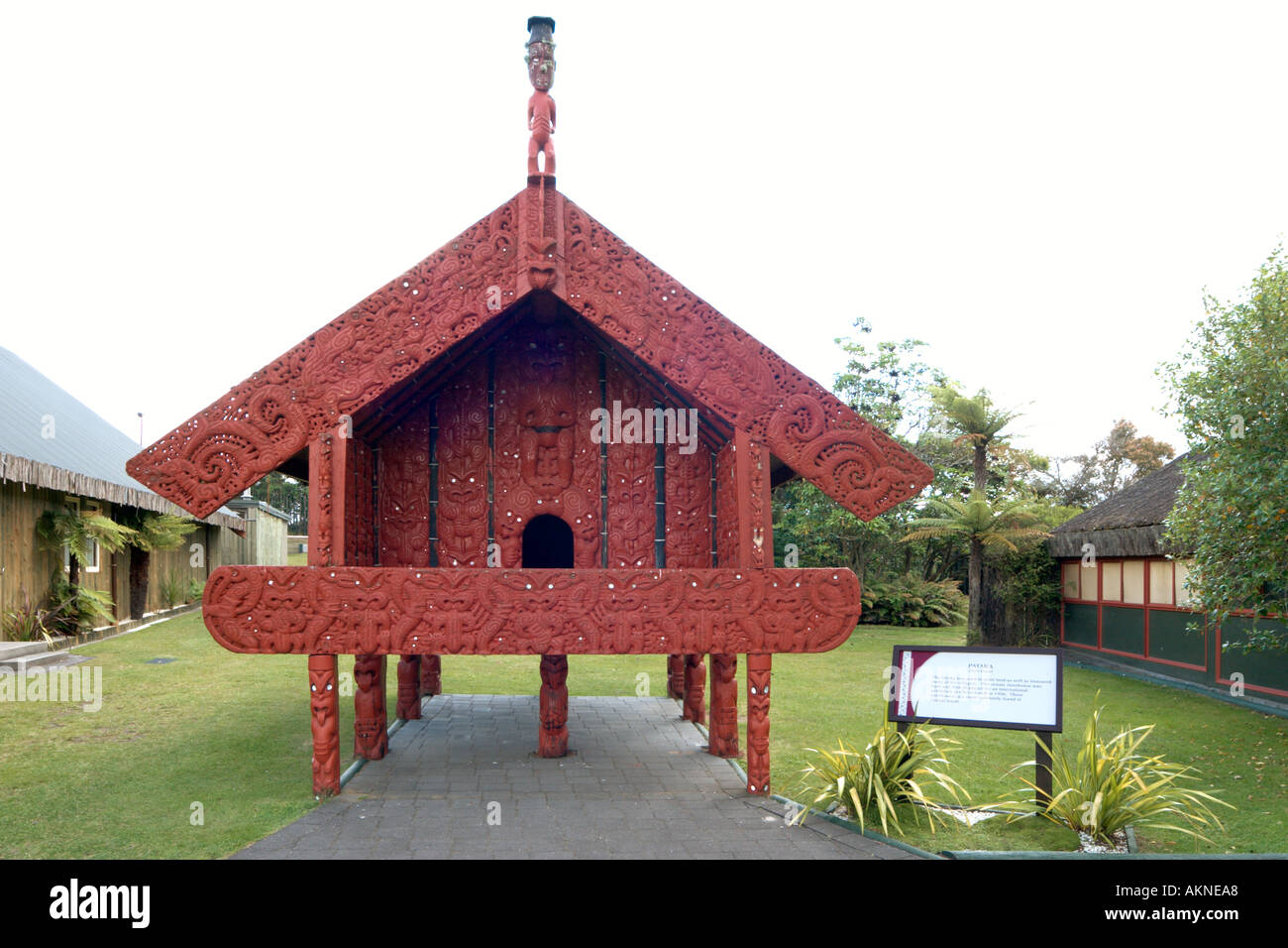 Ein Pataka (Lagerhaus), Maori-Kunst und Kunsthandwerk-Institut, Whakarewarewa, Rotorua, Nordinsel, Neuseeland Stockfoto