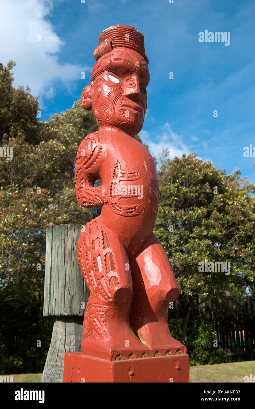 Holzschnitzerei in der Maori-Kunst und Kunsthandwerk-Institut, Whakarewarewa, Rotorua, Nordinsel, Neuseeland Stockfoto