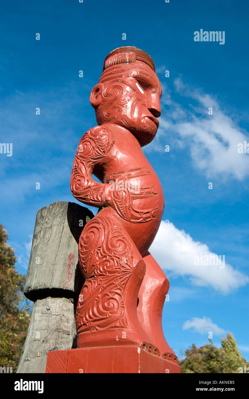 Holzschnitzerei in der Maori-Kunst und Kunsthandwerk-Institut, Whakarewarewa, Rotorua, Nordinsel, Neuseeland Stockfoto