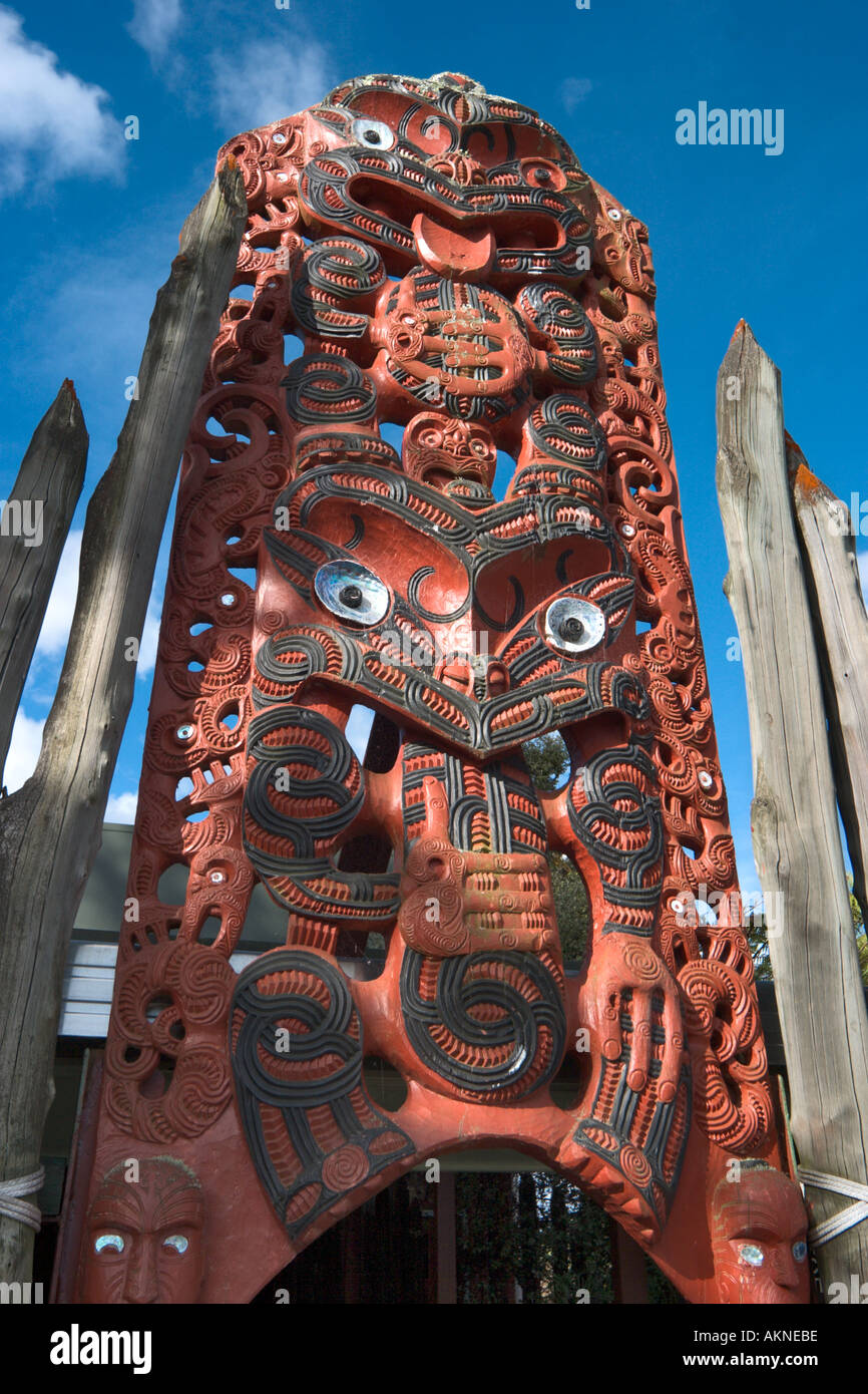 Holzschnitzerei in der Maori-Kunst und Kunsthandwerk-Institut, Whakarewarewa, Rotorua, Nordinsel, Neuseeland Stockfoto
