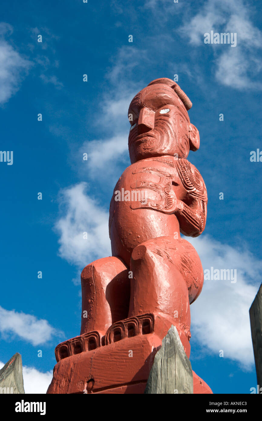 Holzschnitzerei in der Maori-Kunst und Kunsthandwerk-Institut, Whakarewarewa, Rotorua, Nordinsel, Neuseeland Stockfoto