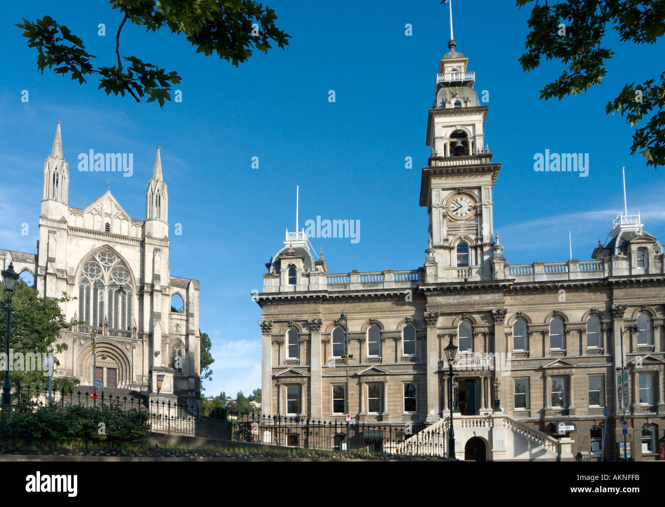 Die kommunalen Kammern (Rathaus) und Kathedrale, Octagon, Dunedin, Otago, Südinsel, Neuseeland Stockfoto