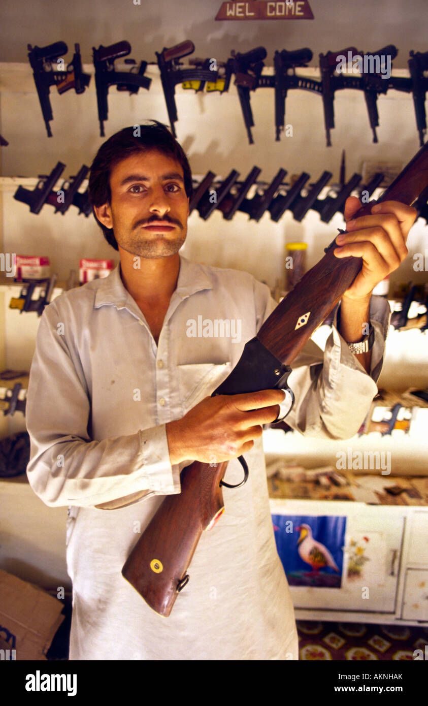 Waffenhändler zeigt Pistole. Darra, North West Frontier Province, Pakistan. Stockfoto