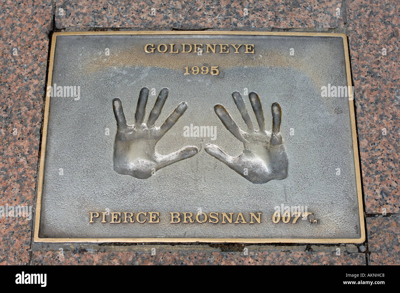 Pierce Brosnan Pflaster Hand druckt für Goldeneye 1995 Leicester Square London England UK Stockfoto