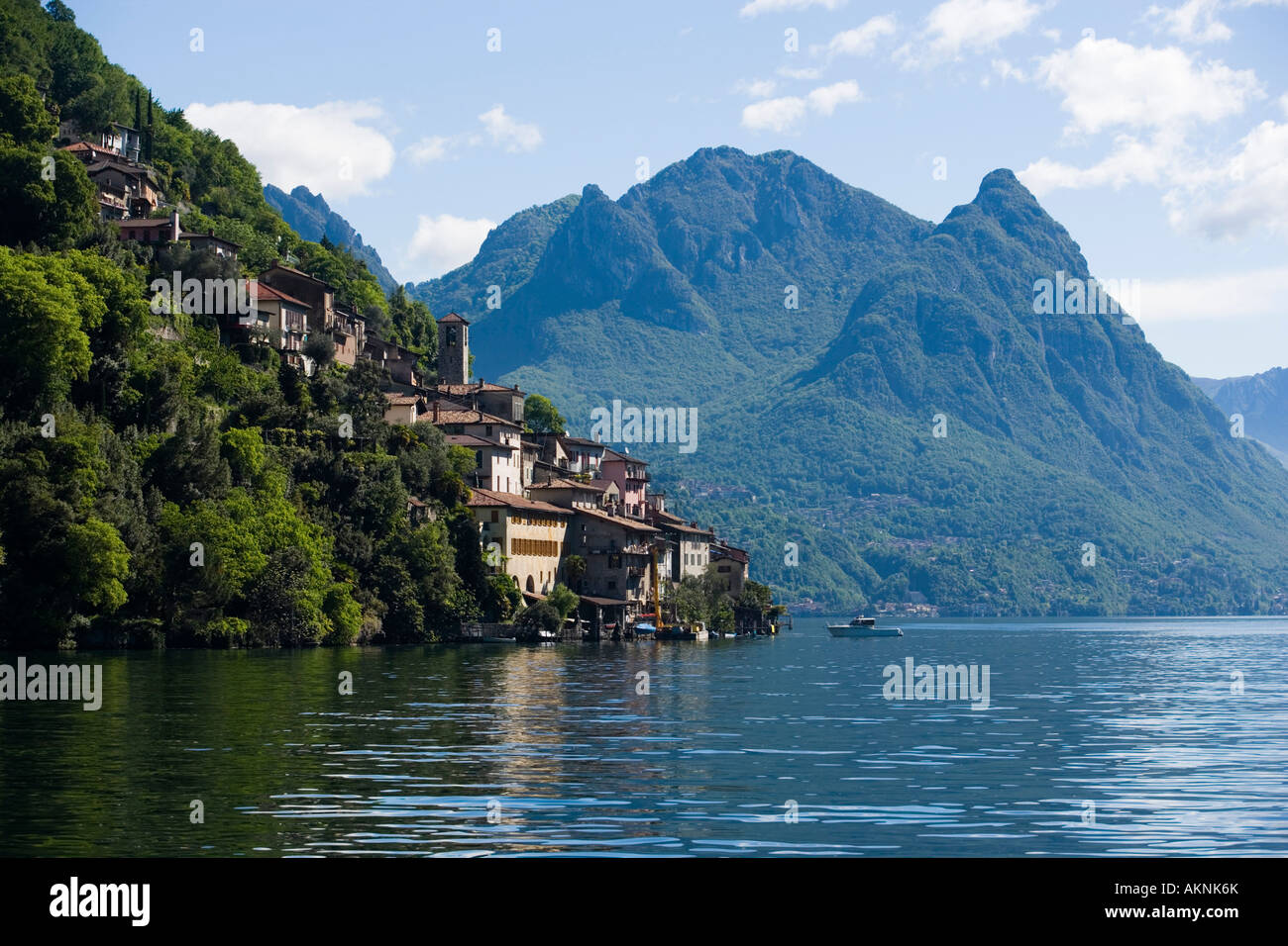 Blick über den Luganer See zum malerischen Dorf Gandria am Hang des Berges Monte Bre Lugano Tessin Schweiz Stockfoto