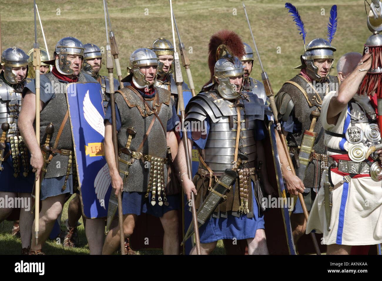 Römische Soldaten marschieren mit Speeren Stockfoto