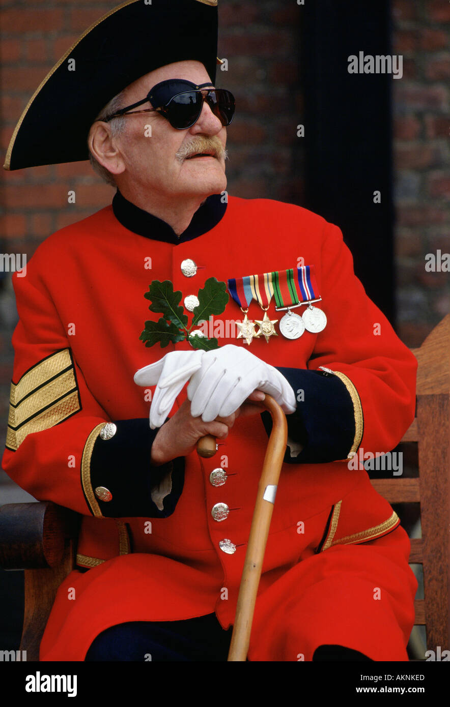 Chelsea-Pensionär im roten Mantel und Dreispitz Hut auf Gründer s Day Parade am Royal Hospital Chelsea London UK Stockfoto