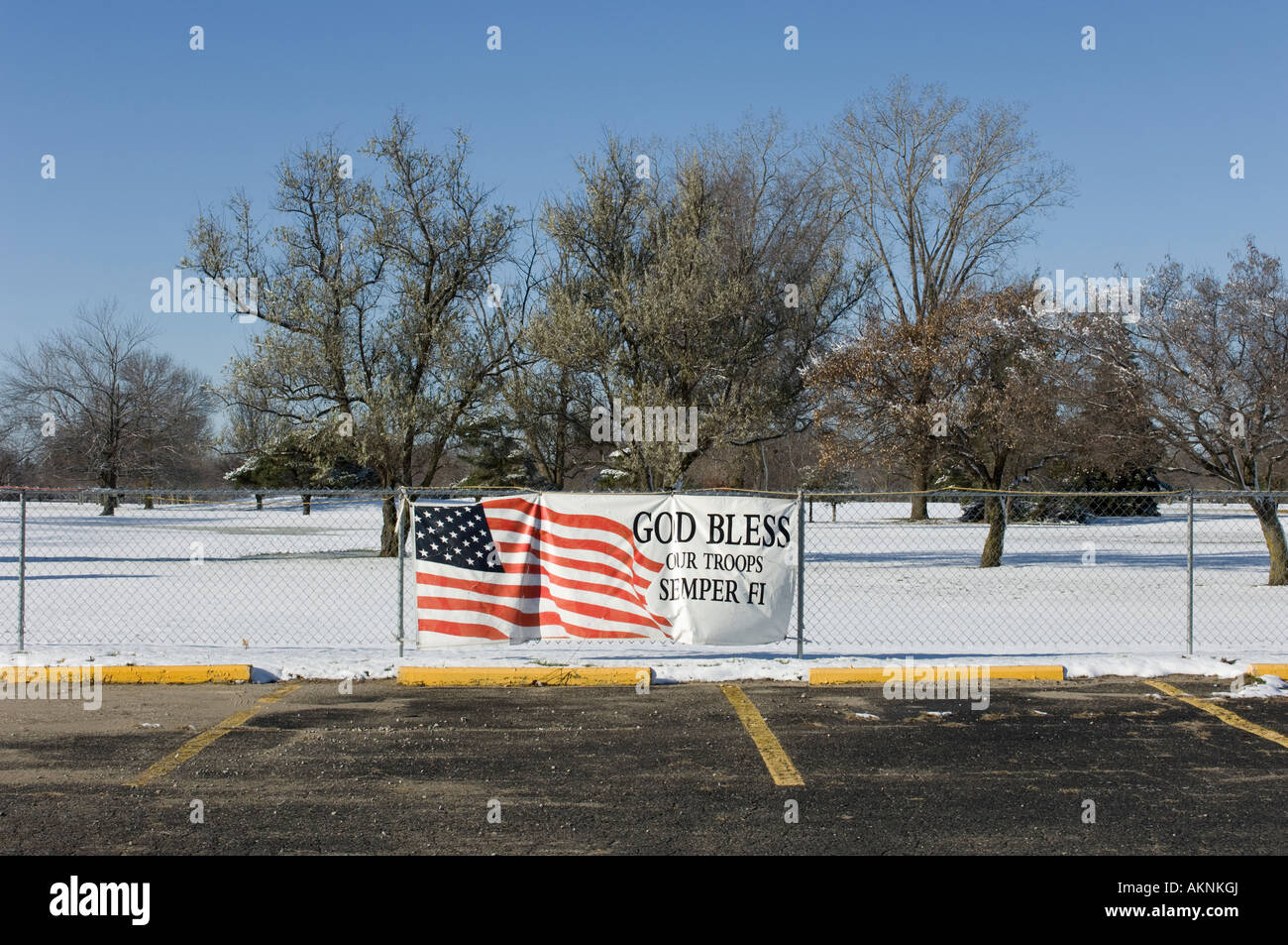 Melden Sie sich mit amerikanischen Flagge sagen: Gott segne unsere Truppen Semper Fi auf einem Golfplatz in Burton-Michigan-USA Stockfoto