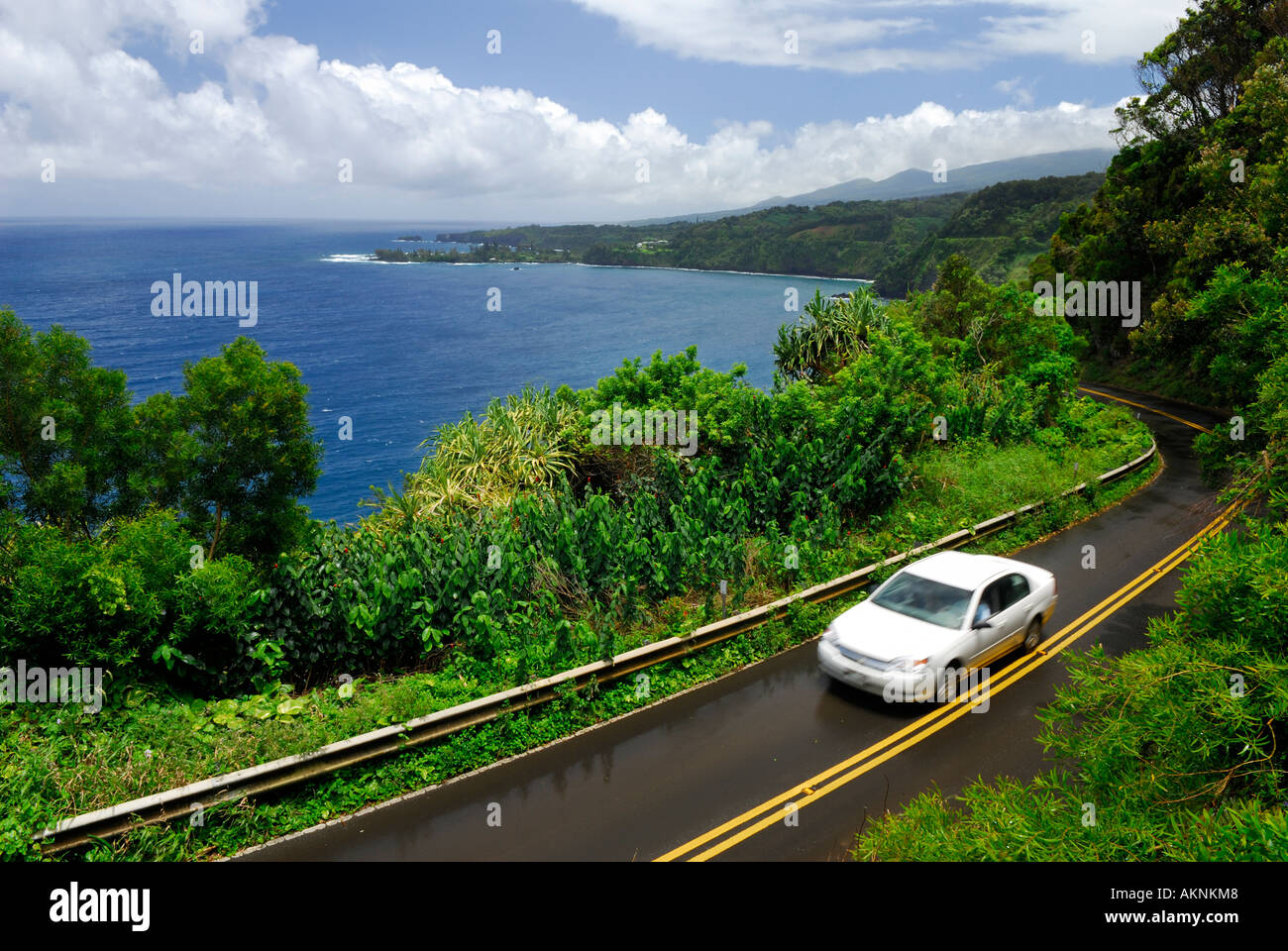Weißes Auto auf der Straße nach Hana auf Maui an Kaumahina State Wayside Park Hawaii Stockfoto Weißes Auto auf der Straße nach Hana auf Maui an Kaumahina State Wayside Park Hawaii Stockfoto