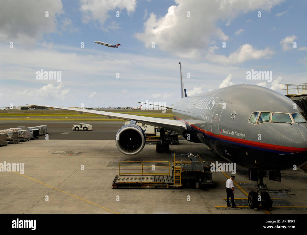 Inspektion des Jets Pilot Reifen vor dem Take off am Flughafen Honolulu Hawaii Stockfoto