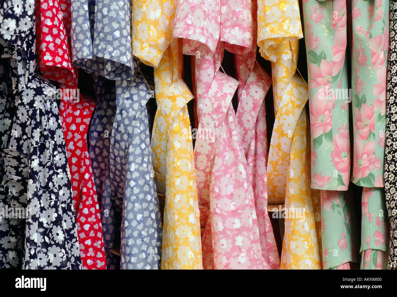 Kleider von Hardy Amies auf eine Kleiderstange in seinem Londoner Atelier entworfen Stockfoto