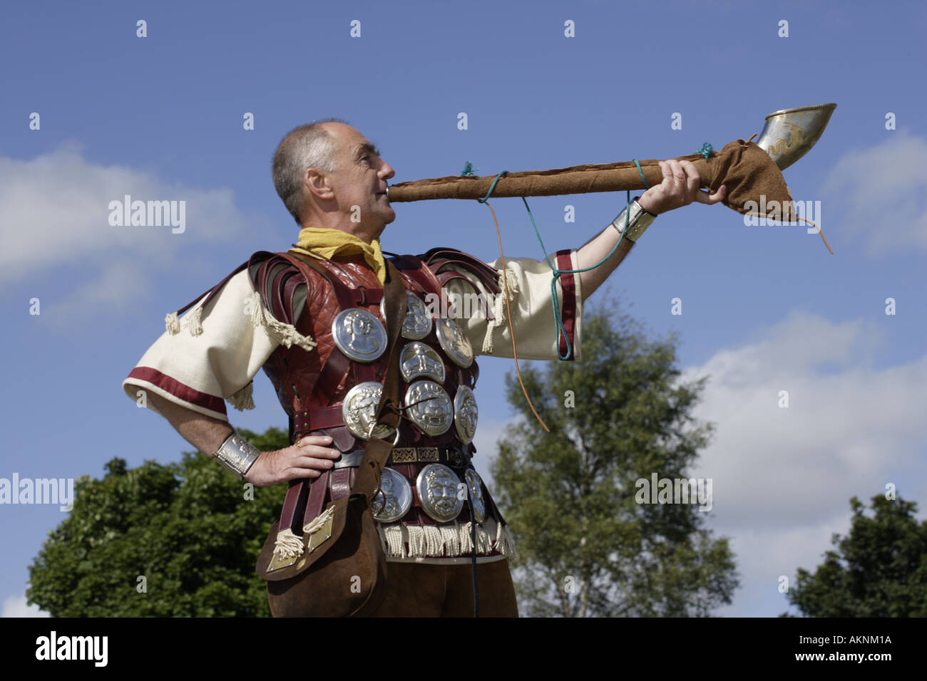 Römische Soldaten spielen Lituus horn Stockfoto