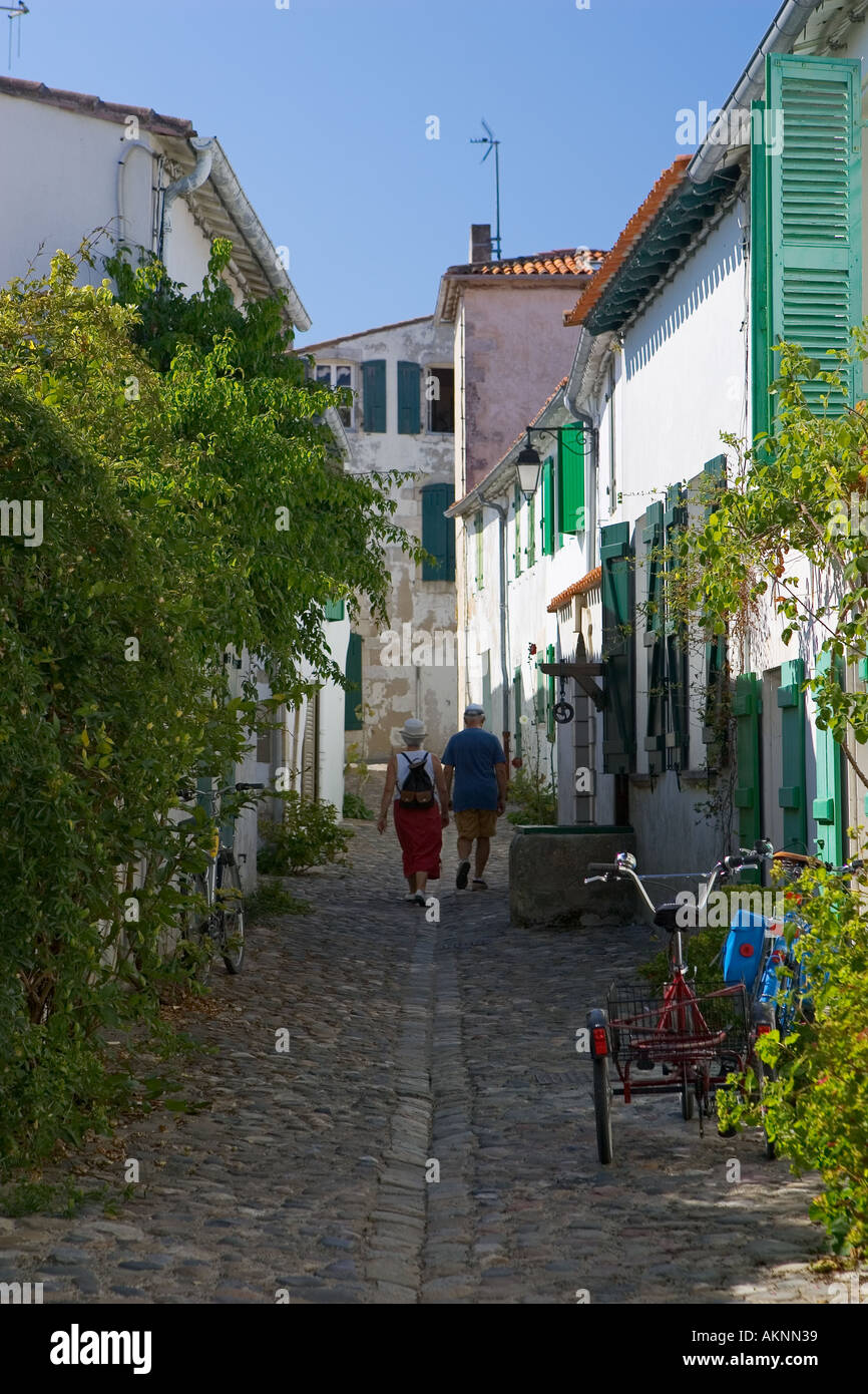 Ein paar auf einer gepflasterten Straße St Martin, Il de Re, Frankreich Stockfoto